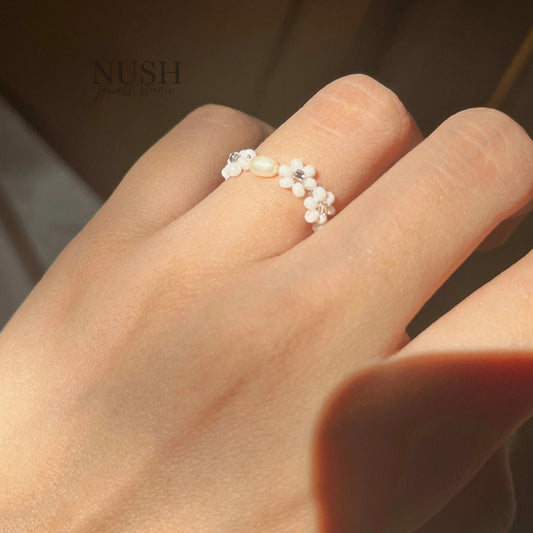 Freshwater pearl and daisy ring